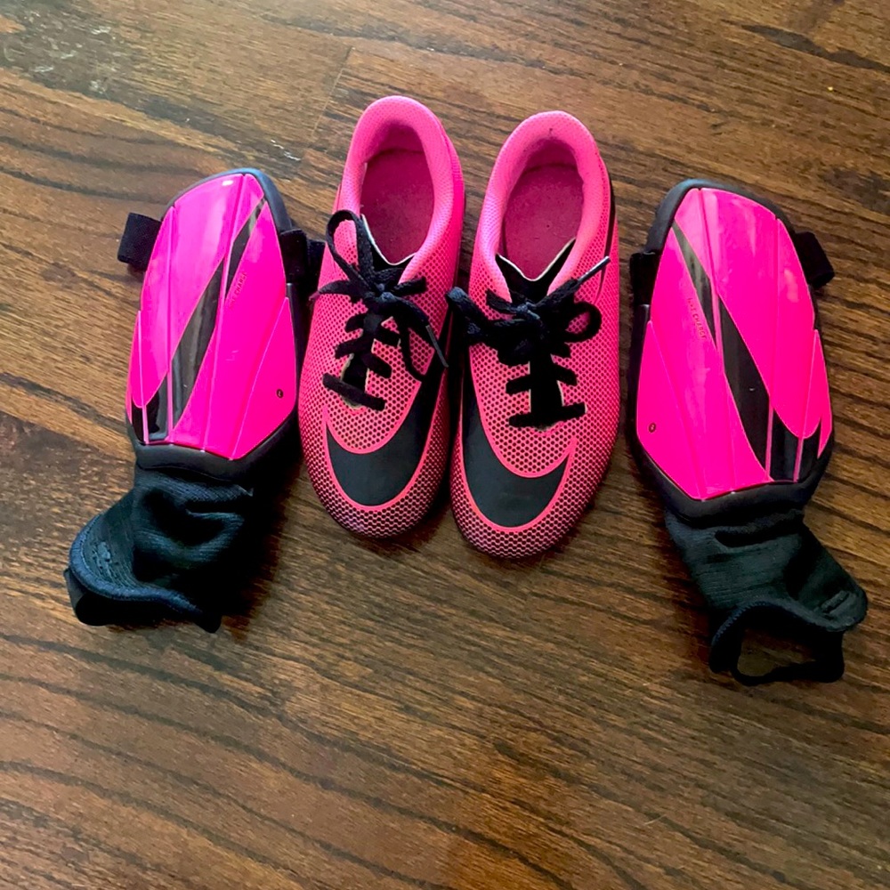 Nike Soccer Cleats & Shin Guards

Size 12C